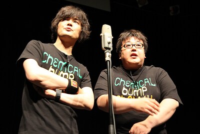 山中さわお（写真左）タイムマシーン3号の関太（右）によるコントの様子。