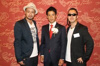 写真左からHAYATO、藤原新選手、HIRO。