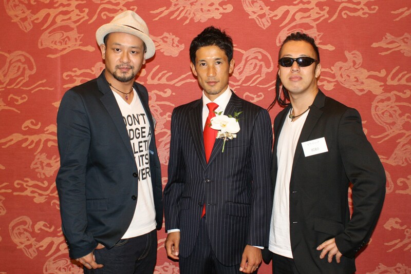 写真左からHAYATO、藤原新選手、HIRO。