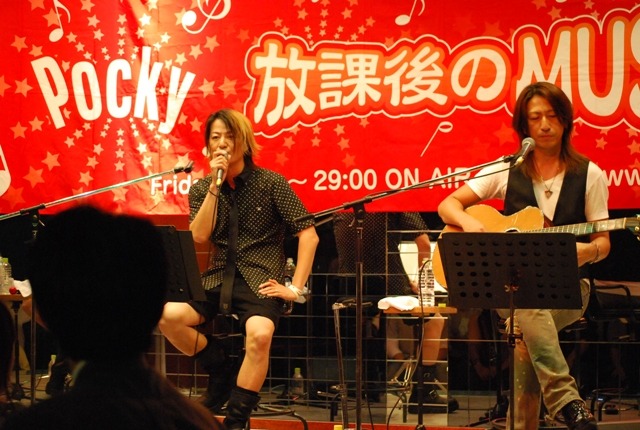 写真はライブの模様。