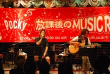 南三陸町でライブを行うTERU（写真左）とTAKURO（写真右）。