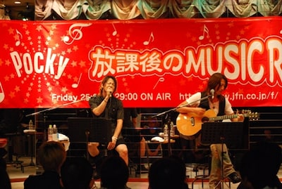 南三陸町でライブを行うTERU（写真左）とTAKURO（写真右）。