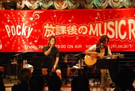 南三陸町でライブを行うTERU（写真左）とTAKURO（写真右）。
