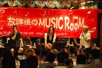 南三陸町でイベントに出演したTERU、TAKURO、やまだひさし（写真左から）。