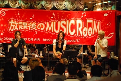 南三陸町でイベントに出演したTERU、TAKURO、やまだひさし（写真左から）。