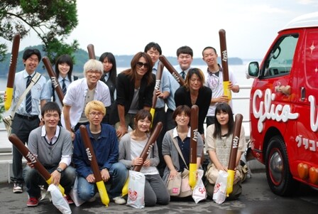 地元住民との記念撮影。