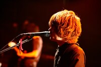 飯田瑞規（Vo, G）（撮影：橋本塁）