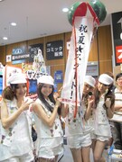 写真は7月11日のCDショップ訪問時の様子。