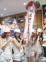 写真は7月11日のCDショップ訪問時の様子。