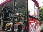 「SCANDALバス」で都内各地のファンを驚かせたメンバーたち。