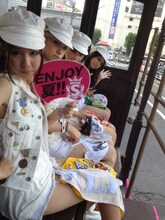 最新シングル「太陽スキャンダラス」発売日の7月11日、都内のCDショップを「SCANDALバス」で巡ったSCANDAL。