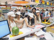 写真は7月11日のCDショップ訪問時の様子。