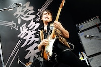 アルバム「Tabbey Road」収録曲「夢と知らずに」では上原子友康（G）がリードボーカルを担当。