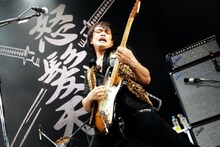 アルバム「Tabbey Road」収録曲「夢と知らずに」では上原子友康（G）がリードボーカルを担当。