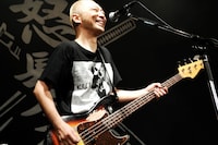 今回のツアーではこれまで以上に幅広いベースプレイを聴かせてくれた清水泰而（B）。
