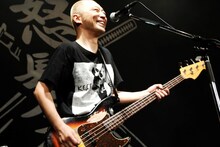 今回のツアーではこれまで以上に幅広いベースプレイを聴かせてくれた清水泰而（B）。