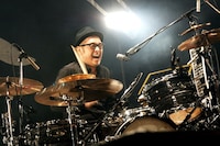 「押忍讃歌」では振り付けレクチャーコーナーを担当し、会場を爆笑＆失笑の渦に巻き込んだ坂詰克彦（Dr）。