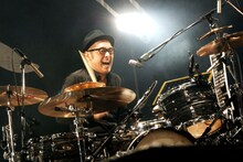 「押忍讃歌」では振り付けレクチャーコーナーを担当し、会場を爆笑＆失笑の渦に巻き込んだ坂詰克彦（Dr）。