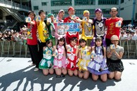 ももクロとごこクロ、マネージャー役の2人、担任の真利久ファルハン先生、振り付けの石川ゆみ先生で記念撮影。