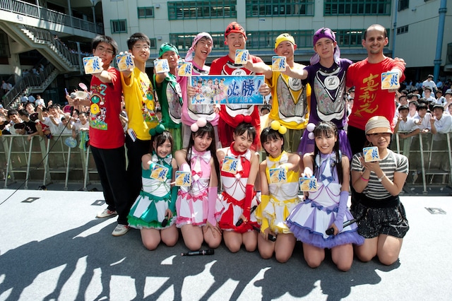 ももクロとごこクロ、マネージャー役の2人、担任の真利久ファルハン先生、振り付けの石川ゆみ先生で記念撮影。