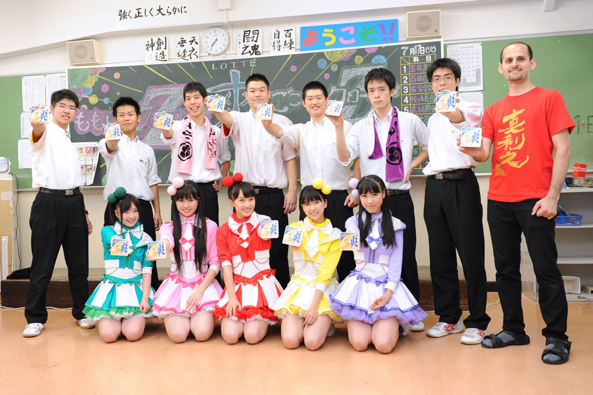 教室内で記念撮影。