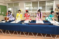 メッセージ書道に挑戦するももクロ。