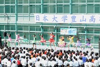 ももクロとごこクロ、横1列に並んでの「Chai Maxx」。