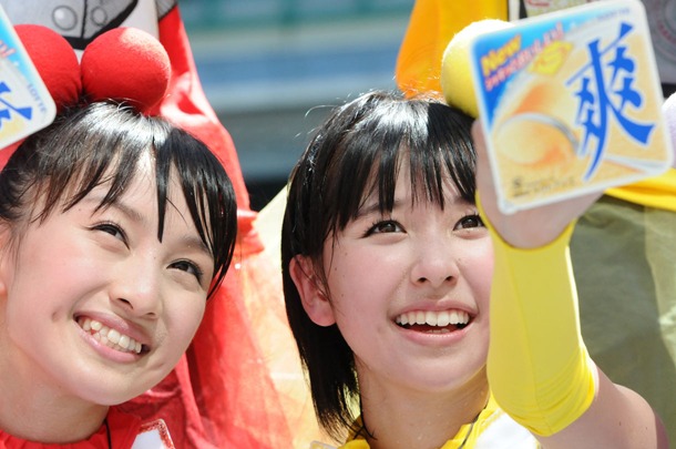 百田夏菜子（写真左）と玉井詩織（右）。