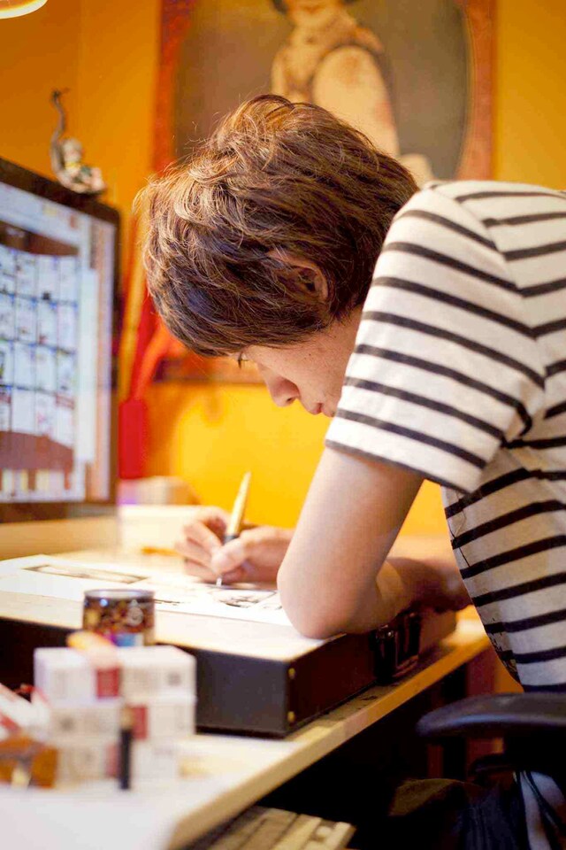 ジャケットを制作中の浅野いにお。