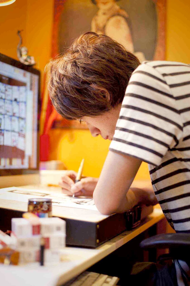 ジャケットを制作中の浅野いにお。