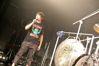 「ピエールナイト」開幕宣言中のピエール中野。（撮影：西槙太一）