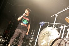 「ピエールナイト」開幕宣言中のピエール中野。（撮影：西槙太一）