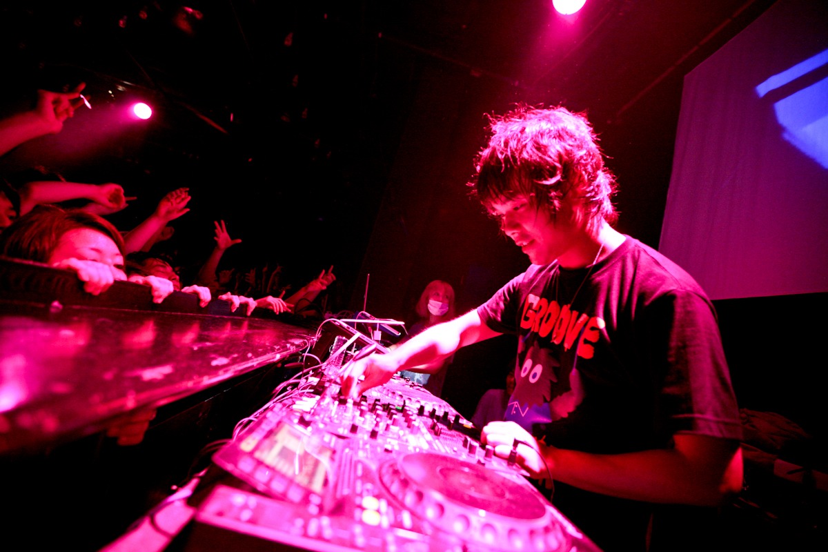 真剣な表情でDJをするピエール中野。（撮影：西槙太一）