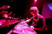 真剣な表情でDJをするピエール中野。(撮影:西槙太一)