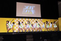 「走れ！Bicycle」を披露する乃木坂46。