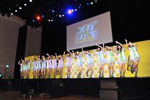 「走れ！Bicycle」を披露する乃木坂46。