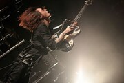 CHAOTIC SPEED KINGのステージで熱演するSUGIZO。(撮影:西槙太一)