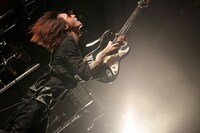 CHAOTIC SPEED KINGのステージで熱演するSUGIZO。（撮影：西槙太一）