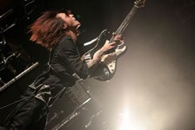 CHAOTIC SPEED KINGのステージで熱演するSUGIZO。（撮影：西槙太一）