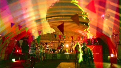 「真夜中のレインボー」ビデオクリップのワンシーン。