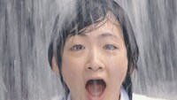 メガシャキ新CM「乃木坂46登場」編より、水を浴びる生駒里奈。