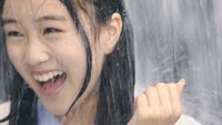 メガシャキ新CM「乃木坂46登場」編より、水を浴びる星野みなみ。