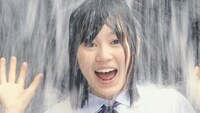 メガシャキ新CM「乃木坂46登場」編より、水を浴びる生田絵梨花。