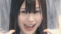 メガシャキ新CM「乃木坂46登場」編より、水を浴びる白石麻衣。