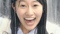 メガシャキ新CM「乃木坂46登場」編より、水を浴びる桜井玲香。