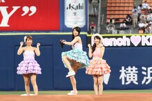 華麗なピッチングフォームで投球する倉持明日香（写真中央）。