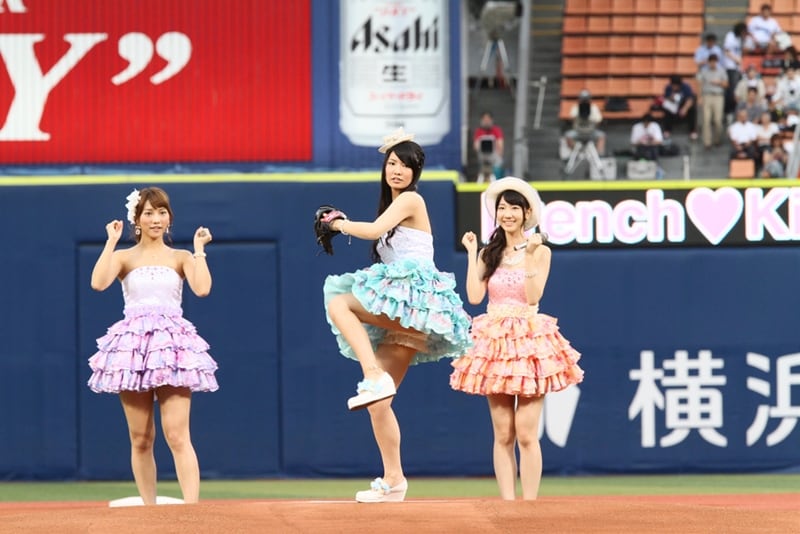 華麗なピッチングフォームで投球する倉持明日香（写真中央）。