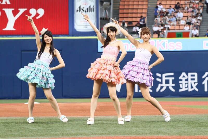 新曲「ロマンス・プライバシー」を披露するフレンチ・キス。