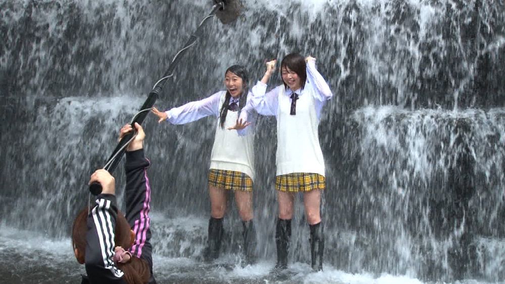 メガシャキ新CM「乃木坂46登場」編メイキング映像より、桜井玲香、橋本奈々未（写真左より）。