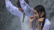 メガシャキ新CM「乃木坂46登場」編メイキング映像より、星野みなみ（写真手前）。